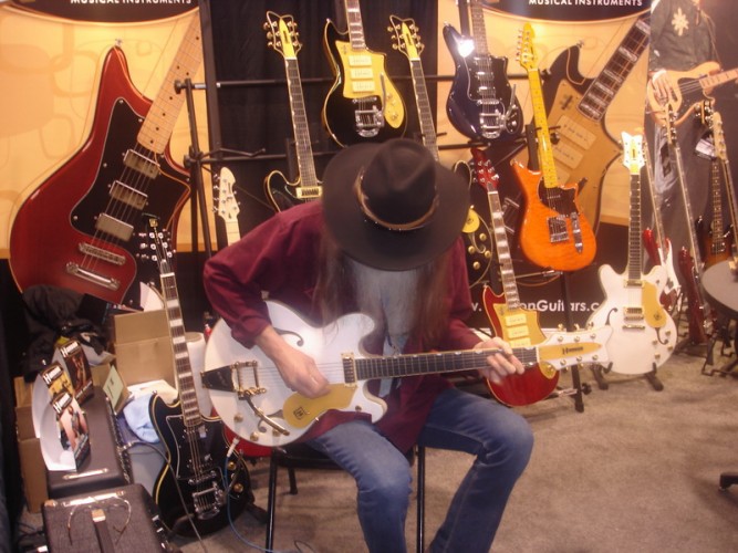 Dan Grigor checks out Hanson Guitars at Winter NAMM 2010